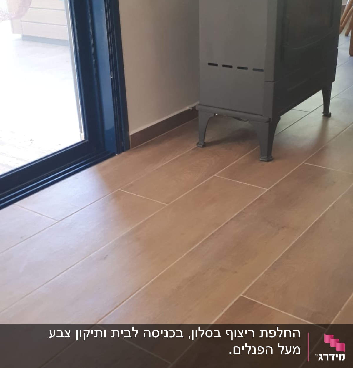 רצפת עץ חדשה ליד תנור אפור